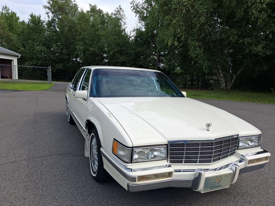 1992 Cadillac DeVille 6th Gen - Image 9 of 31