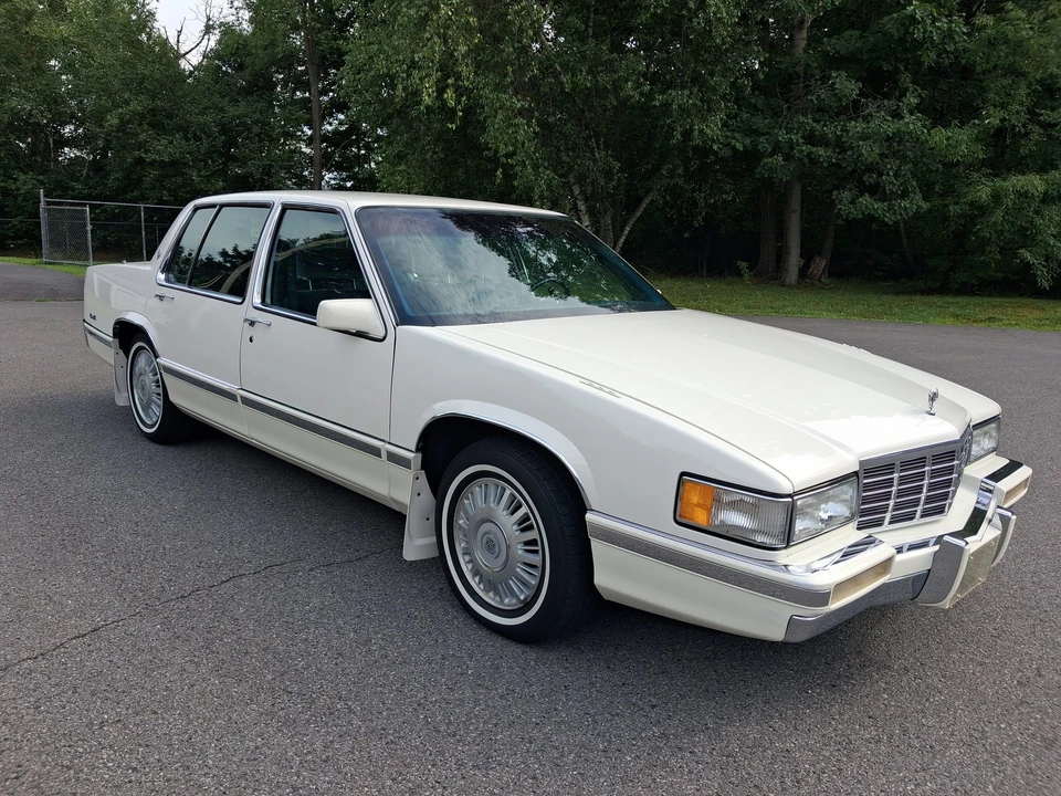 1992 Cadillac DeVille 6th Gen - Image 10 of 31