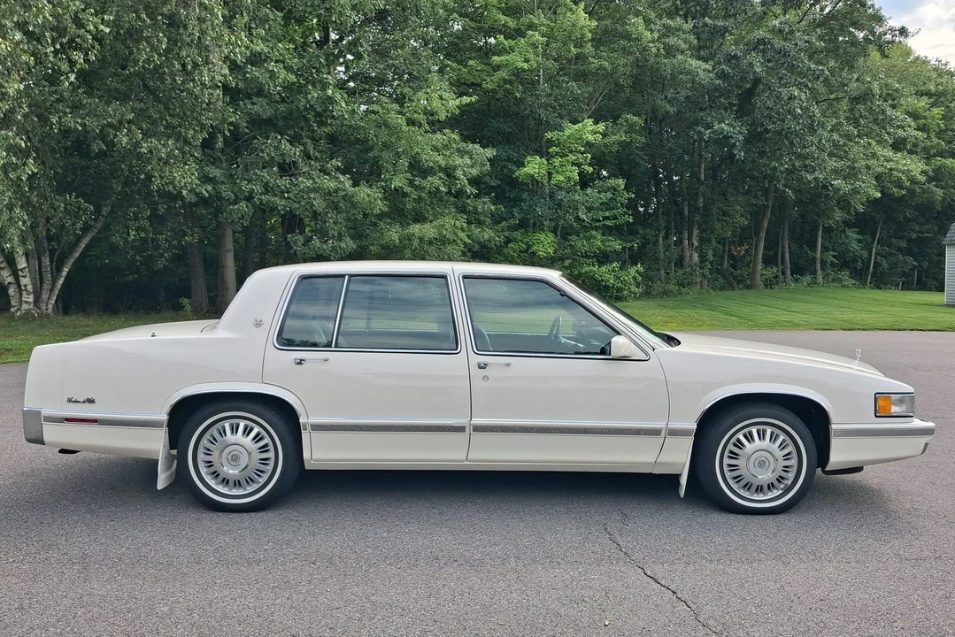 1992 Cadillac DeVille 6th Gen - Image 11 of 31