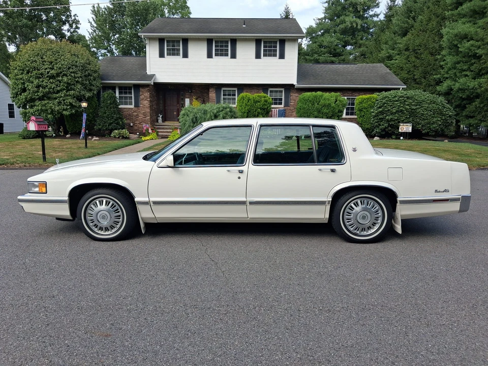 1992 Cadillac DeVille 6th Gen - Image 16 of 31