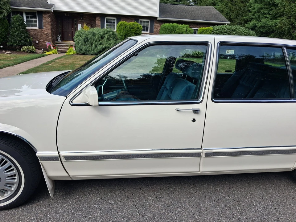 1992 Cadillac DeVille 6th Gen - Image 23 of 31