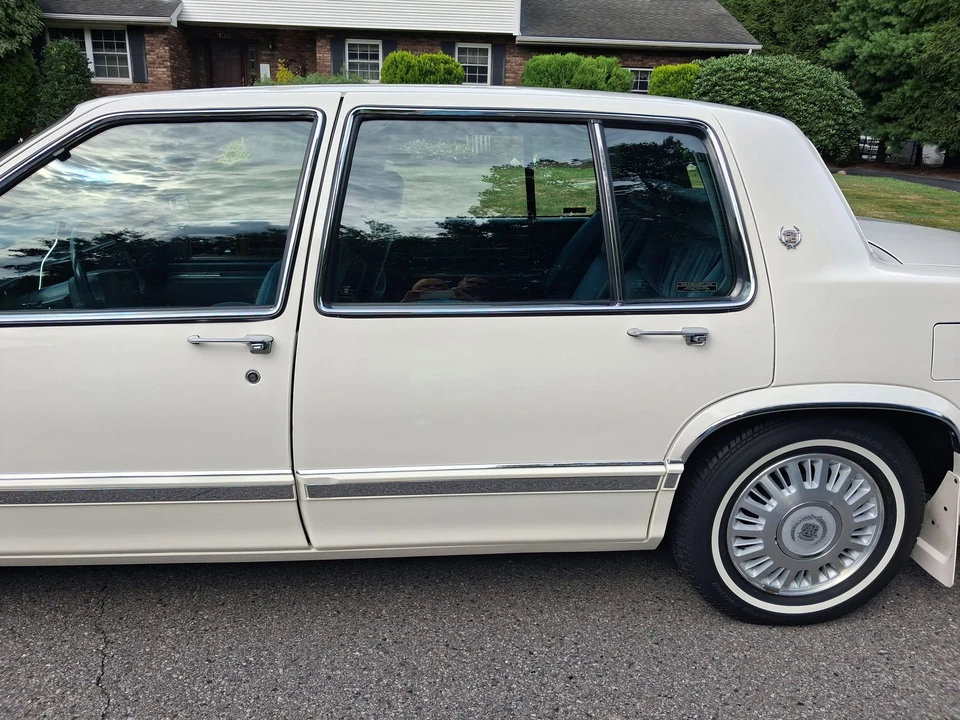 1992 Cadillac DeVille 6th Gen - Image 22 of 31
