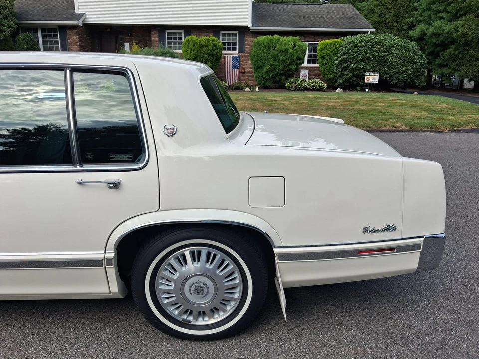 1992 Cadillac DeVille 6th Gen - Image 24 of 31