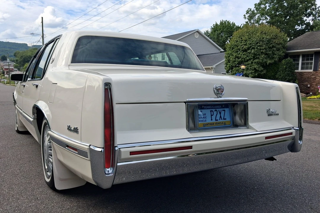 1992 Cadillac DeVille 6th Gen - Image 15 of 31