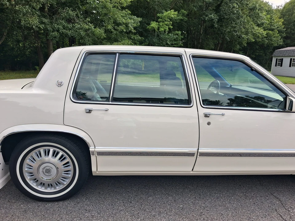 1992 Cadillac DeVille 6th Gen - Image 28 of 31