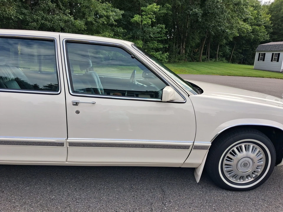 1992 Cadillac DeVille 6th Gen - Image 29 of 31
