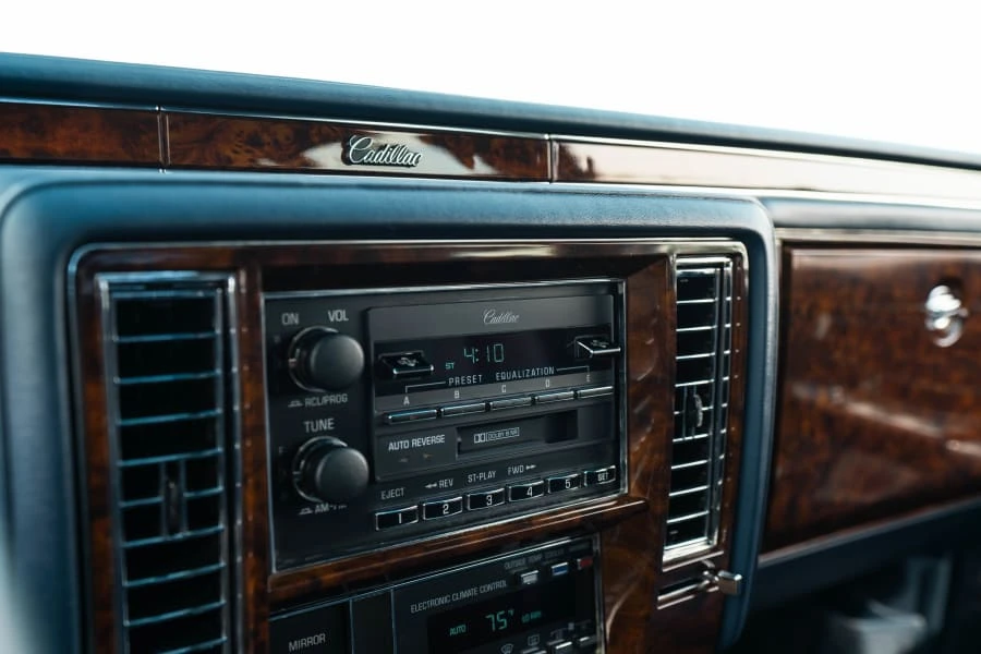 1992 Cadillac Brougham - Image 21 of 27