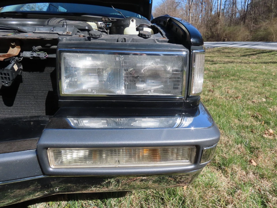 1992 Cadillac DeVille 7th Gen - Image 15 of 31