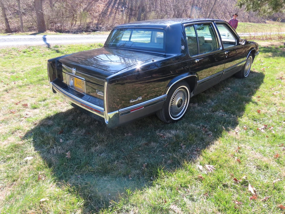 1992 Cadillac DeVille 7th Gen - Image 9 of 31