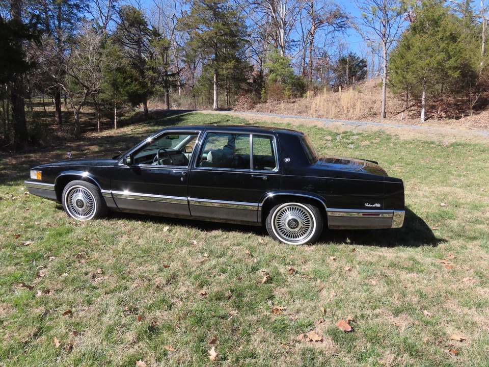 1992 Cadillac DeVille 7th Gen - Image 14 of 31