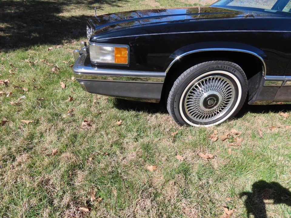 1992 Cadillac DeVille 7th Gen - Image 18 of 31