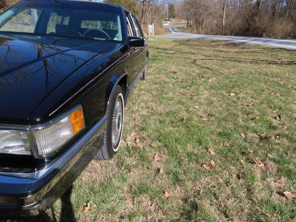 1992 Cadillac DeVille 7th Gen - Image 17 of 31