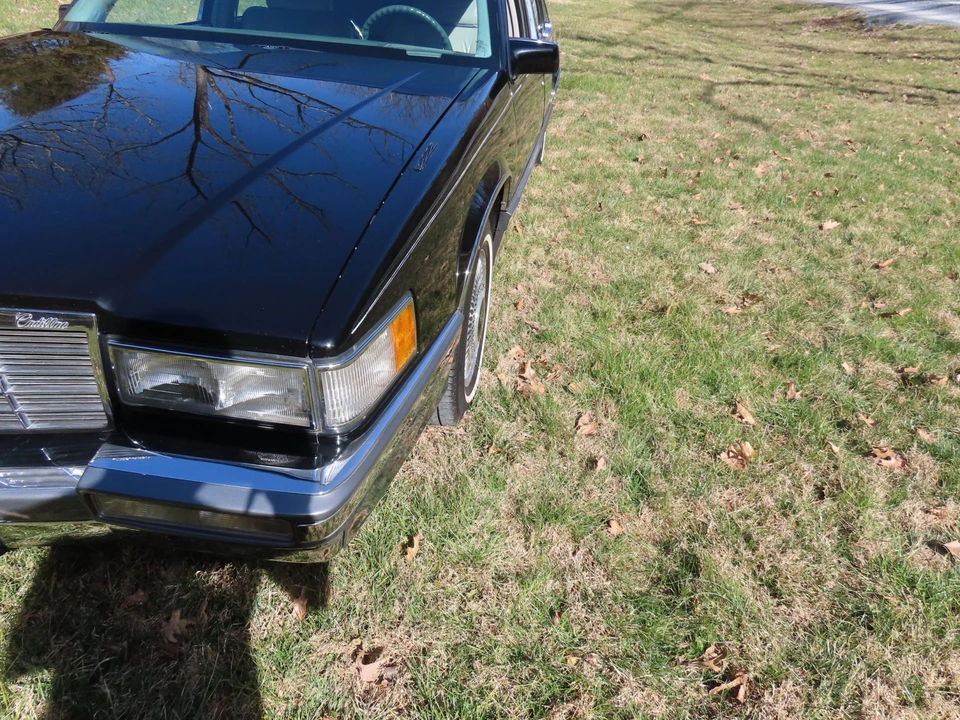1992 Cadillac DeVille 7th Gen - Image 16 of 31