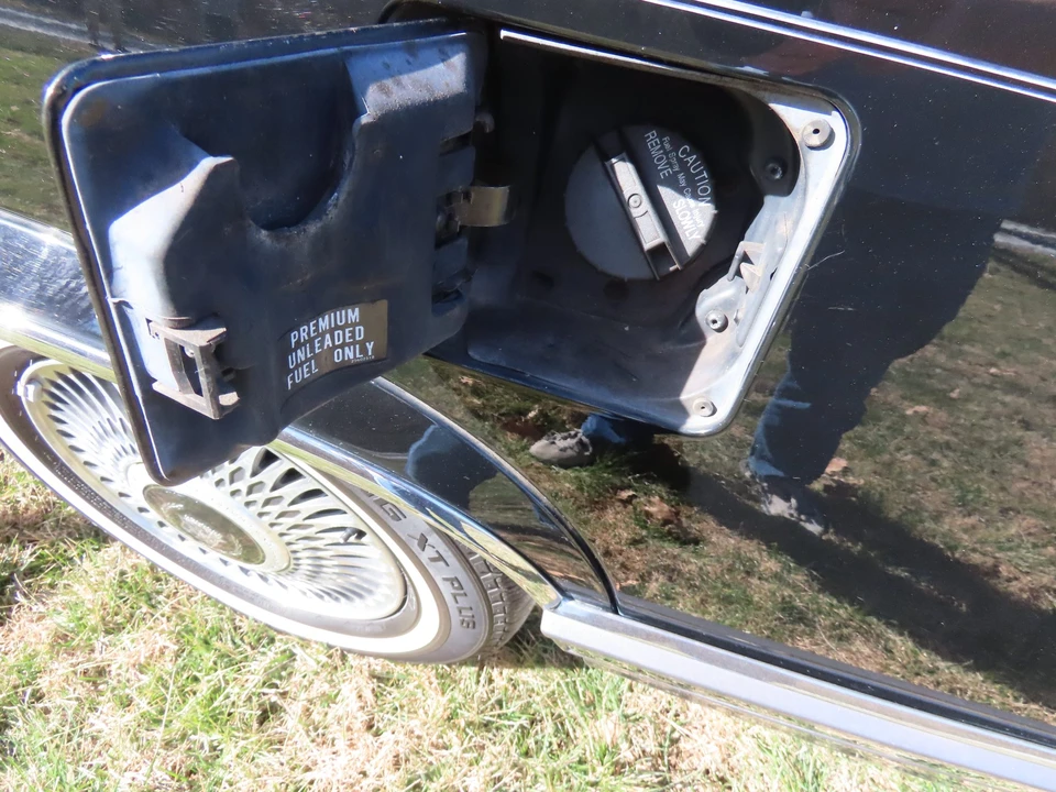 1992 Cadillac DeVille 7th Gen - Image 27 of 31