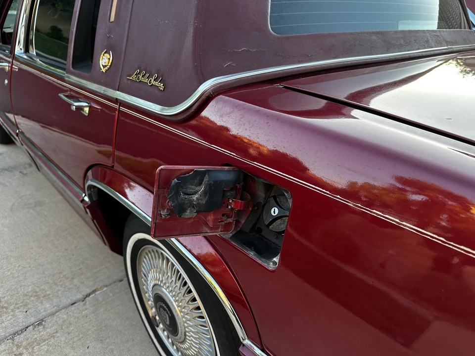 1992 Cadillac DeVille 7th Gen - Image 25 of 31