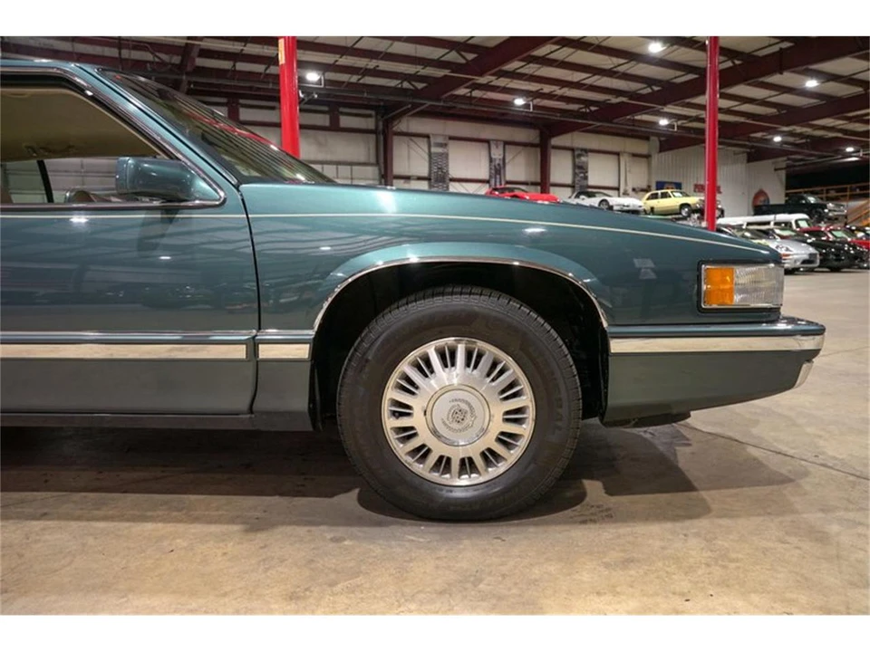 1992 Cadillac DeVille 6th Gen - Image 11 of 31