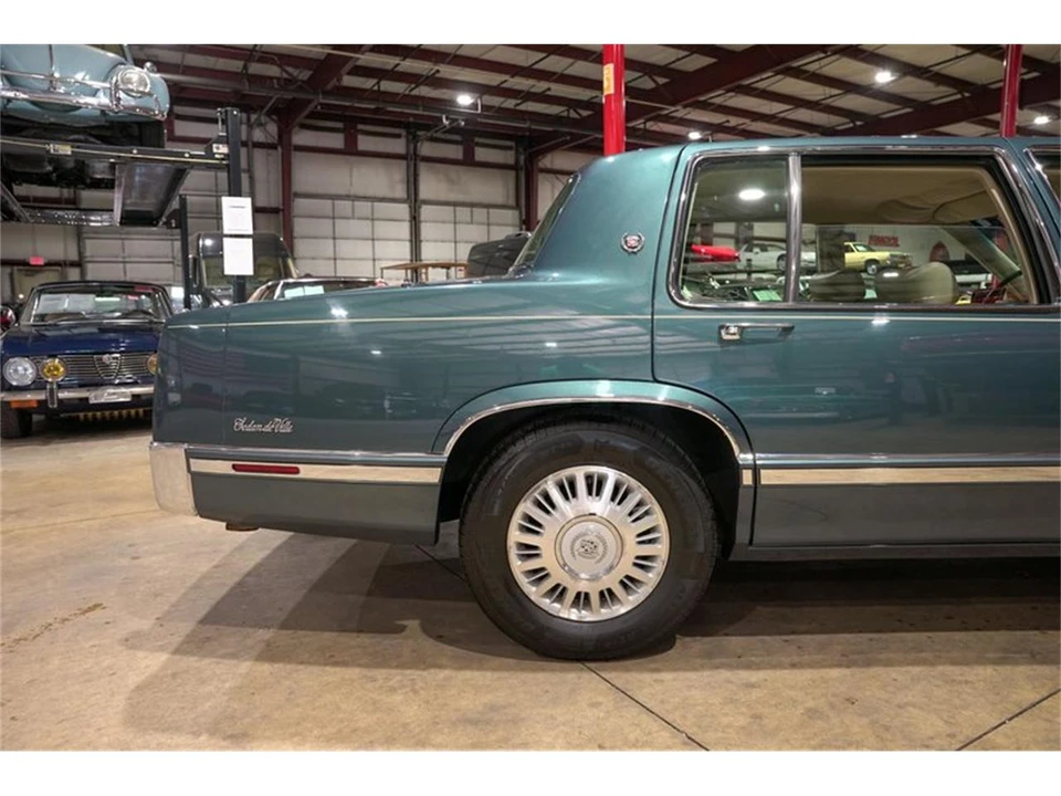 1992 Cadillac DeVille 6th Gen - Image 9 of 31