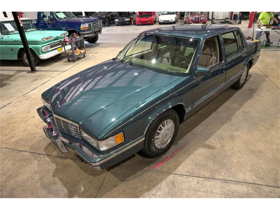 1992 Cadillac DeVille 6th Gen - Image 15 of 31