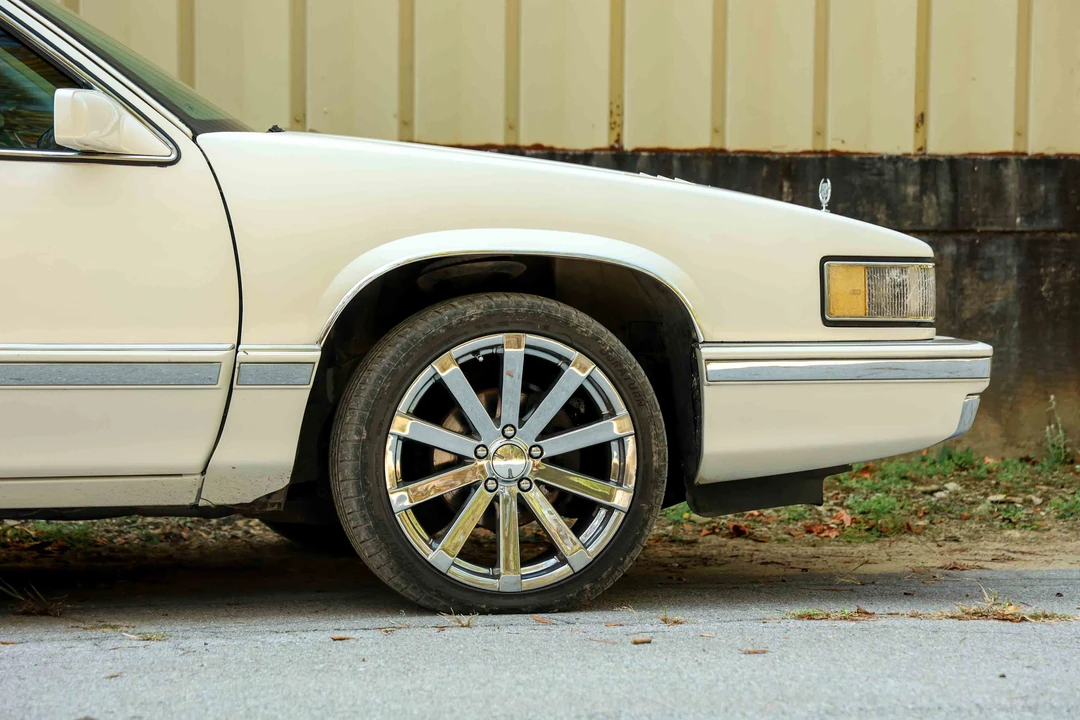 1992 Cadillac DeVille 6th Gen - Image 5 of 31