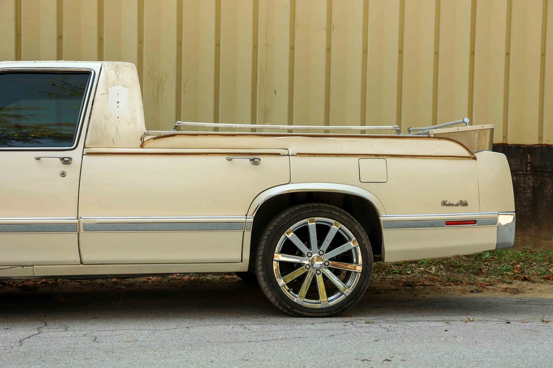 1992 Cadillac DeVille 6th Gen - Image 15 of 31