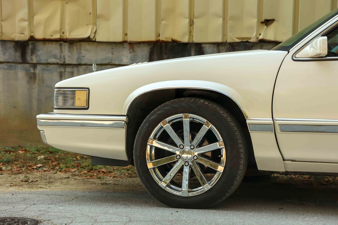 1992 Cadillac DeVille 6th Gen - Image 13 of 31