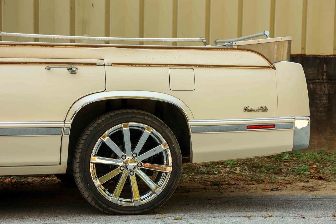 1992 Cadillac DeVille 6th Gen - Image 16 of 31