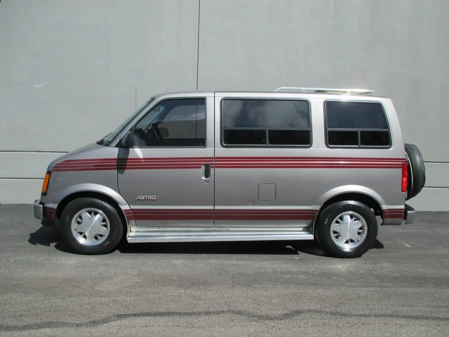 1992 Chevrolet Astro - Image 2 of 20