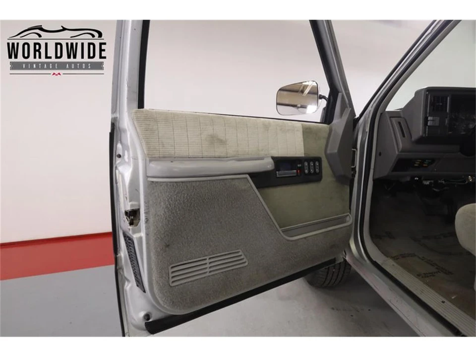 1992 Chevrolet Silverado - Image 25 of 31