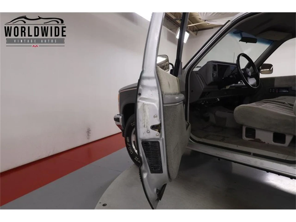 1992 Chevrolet Silverado - Image 23 of 31