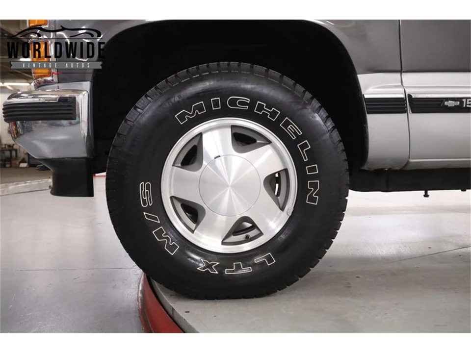 1992 Chevrolet Silverado - Image 12 of 31