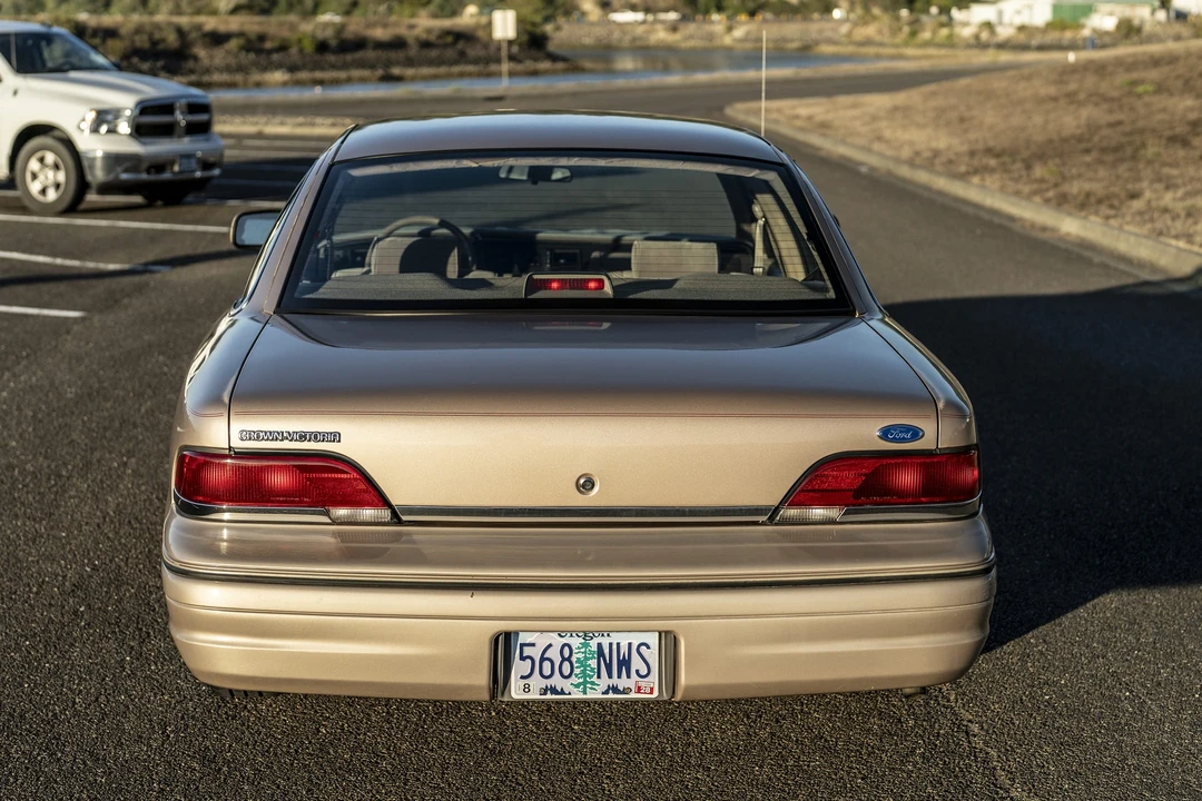 1992 Ford Crown Victoria - Image 8 of 31