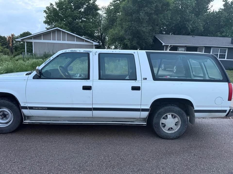 1992 GMC Suburban 8th Gen - Image 2 of 11