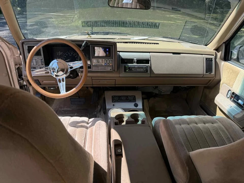 1992 GMC Suburban 8th Gen - Image 11 of 12