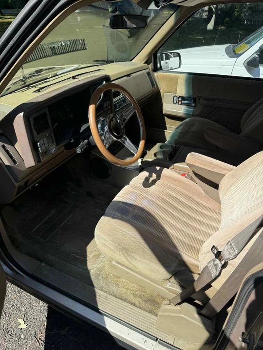 1992 GMC Suburban 8th Gen - Image 9 of 12