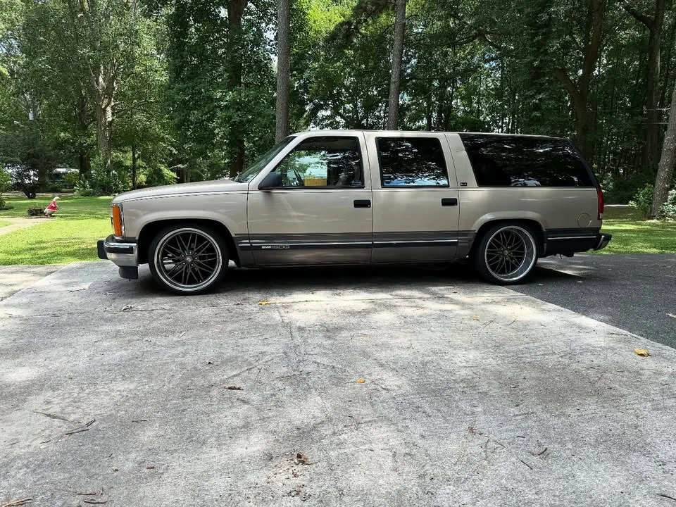 1992 GMC Suburban 8th Gen - Image 3 of 12