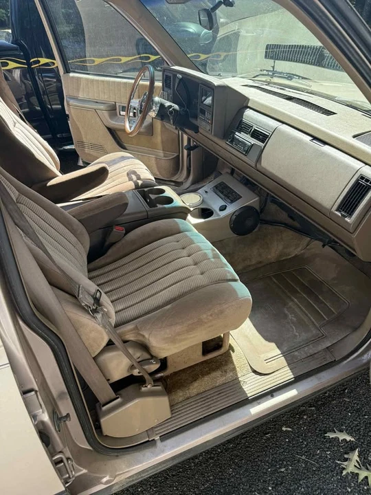 1992 GMC Suburban 8th Gen - Image 6 of 12
