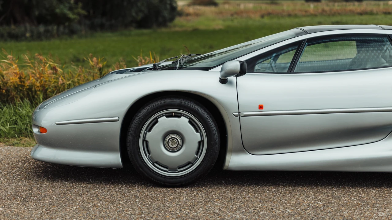 1992 Jaguar XJ220 - Image 13 of 31