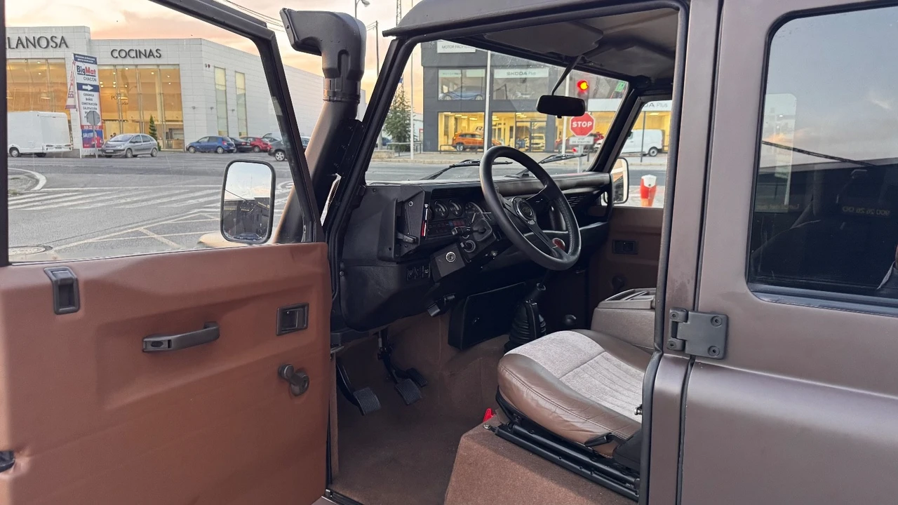 1992 Land Rover Defender 110 - Image 19 of 21