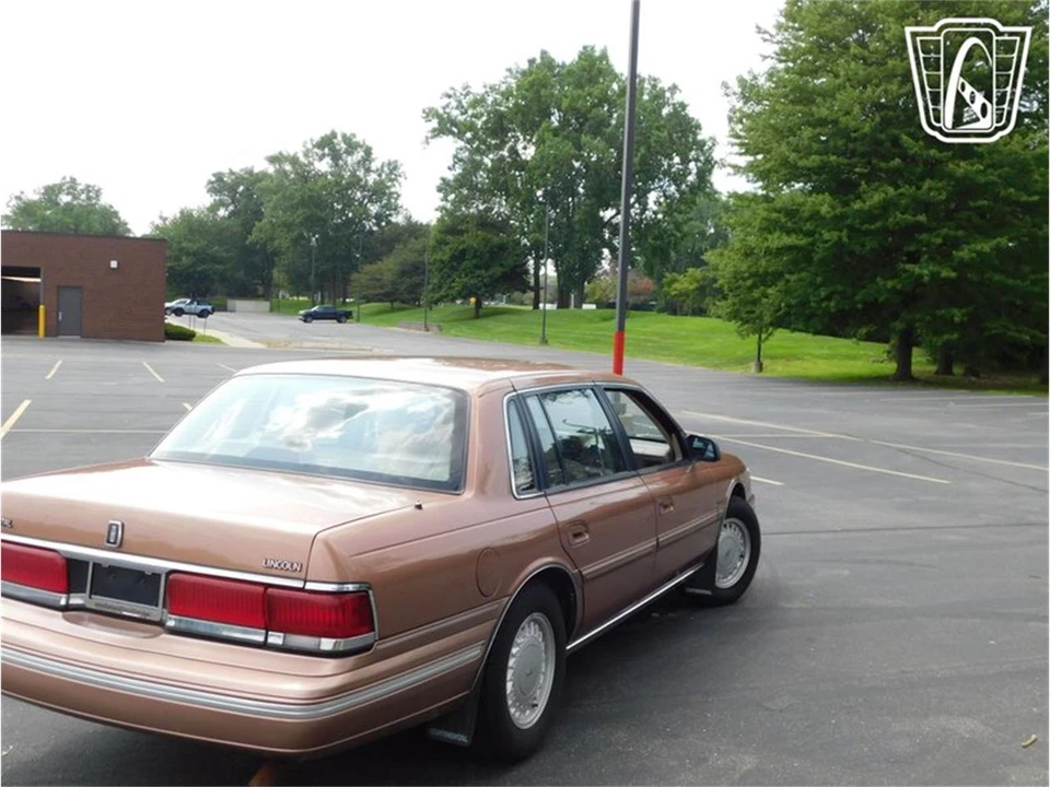 1992 Lincoln Continental 8th Gen - Image 17 of 31
