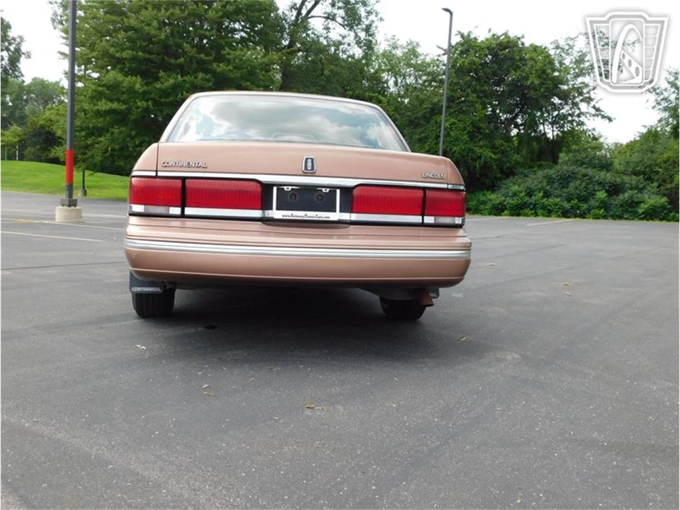 1992 Lincoln Continental 8th Gen - Image 13 of 31