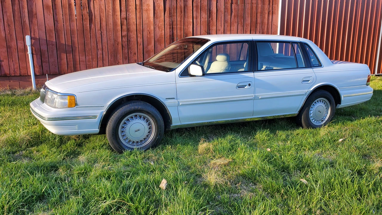 1992 Lincoln Continental 8th Gen - Image 9 of 31