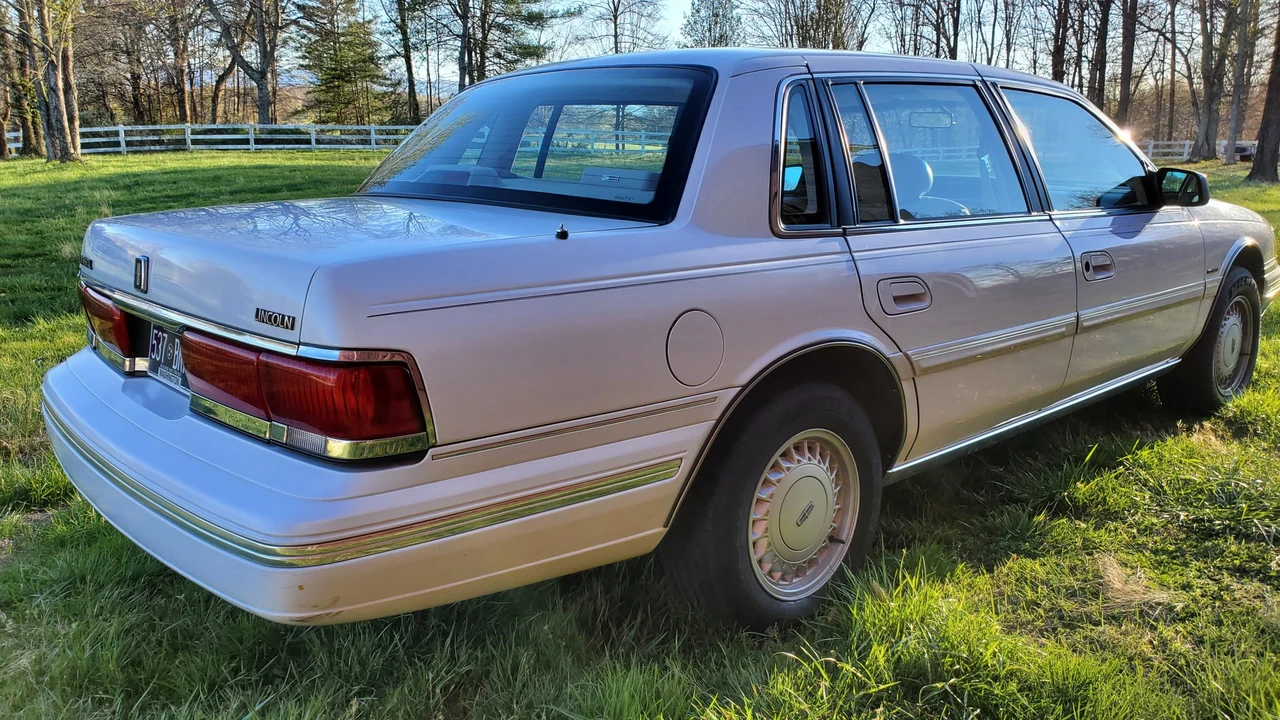 1992 Lincoln Continental 8th Gen - Image 16 of 31