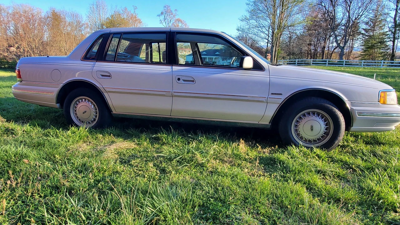 1992 Lincoln Continental 8th Gen - Image 17 of 31