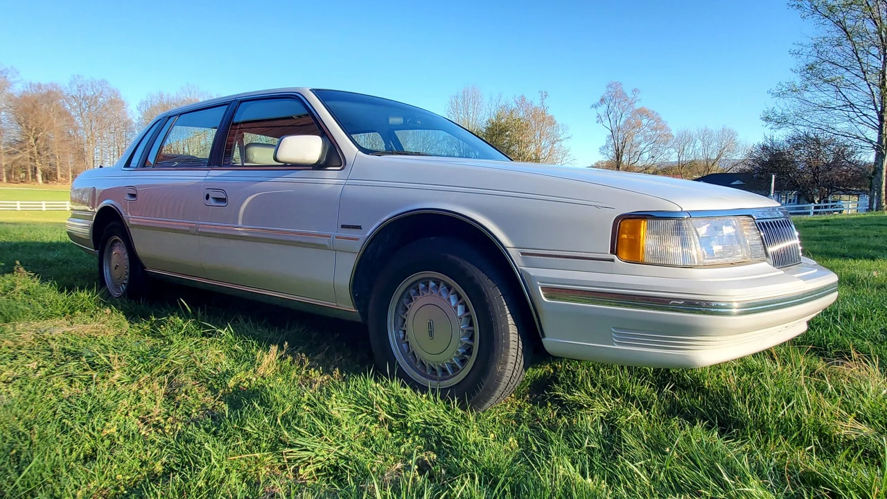 1992 Lincoln Continental 8th Gen - Image 19 of 31