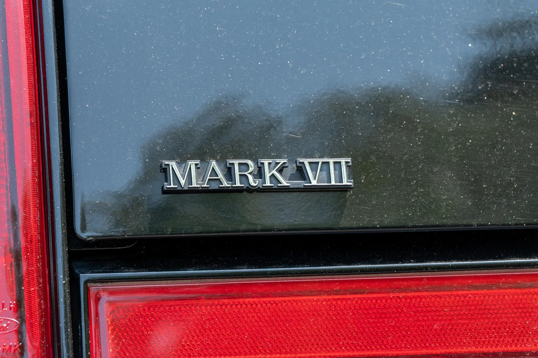 1992 Lincoln Continental Mark VII - Image 24 of 31