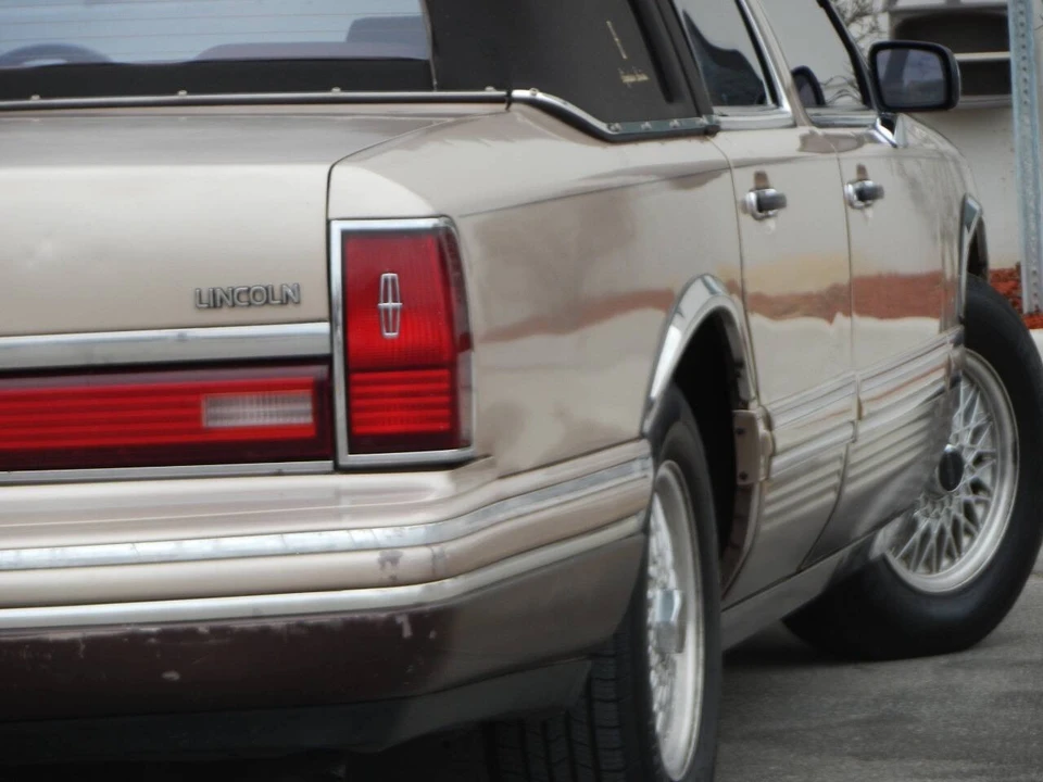1992 Lincoln Town Car - Image 17 of 21