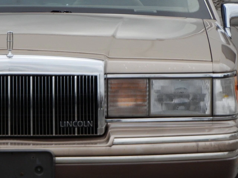 1992 Lincoln Town Car - Image 8 of 12