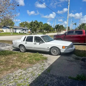 1992 Lincoln Town Car Signature Sedan 4D
