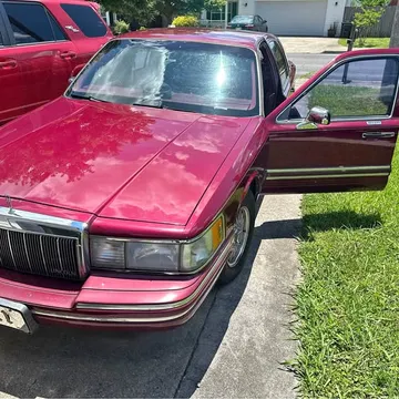 1992 Lincoln Town Car Signature Sedan 4D