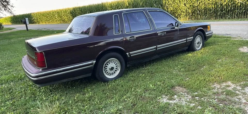 1992 Lincoln Town Car - Image 2 of 10